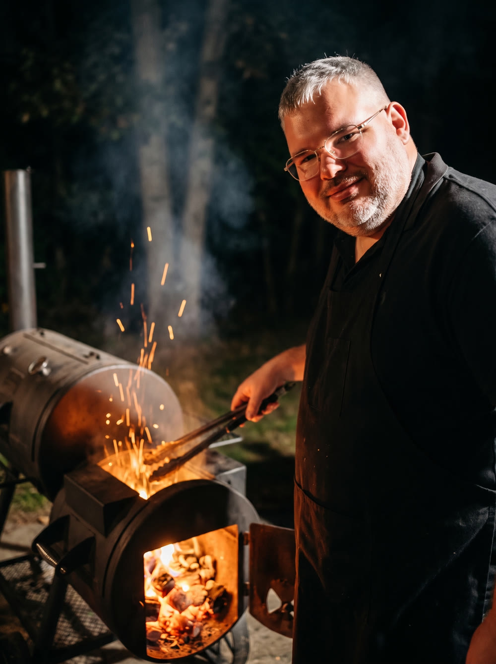 KI-generiertes Porträt: Florian als Grillmeister an der Glut